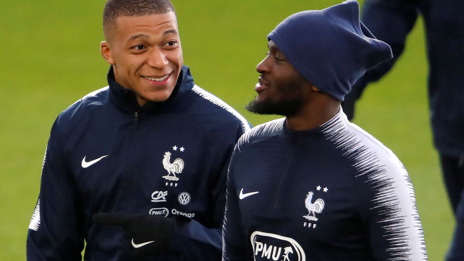 Foto: Mbappé, junto a Ndombélé, en la selección francesa. (Reuters)