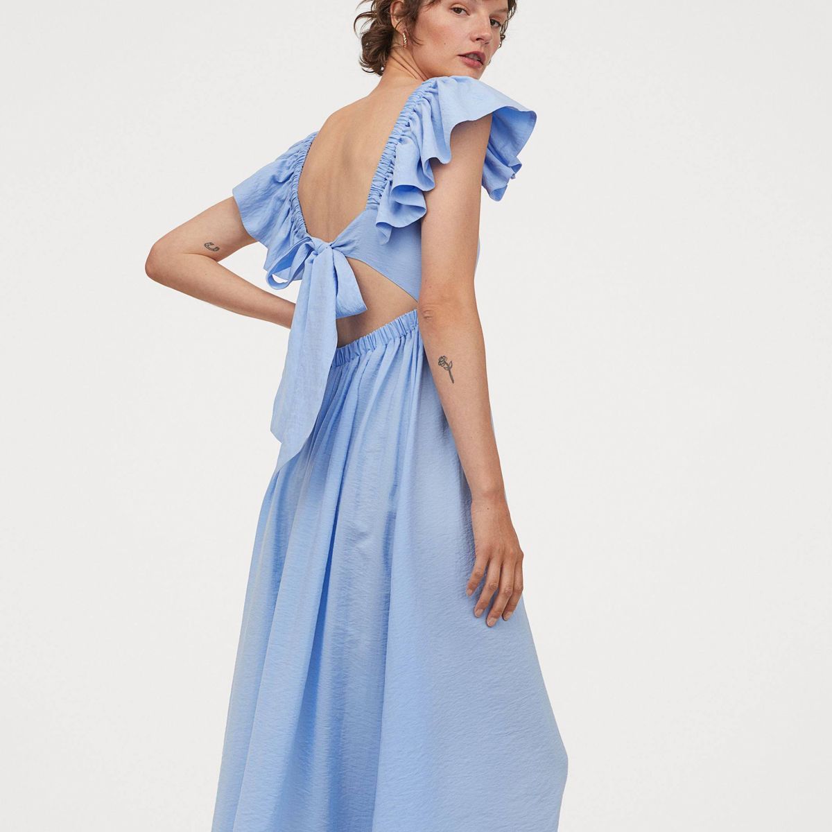 Este vestido azul de hace tipazo y revolucionará tus looks