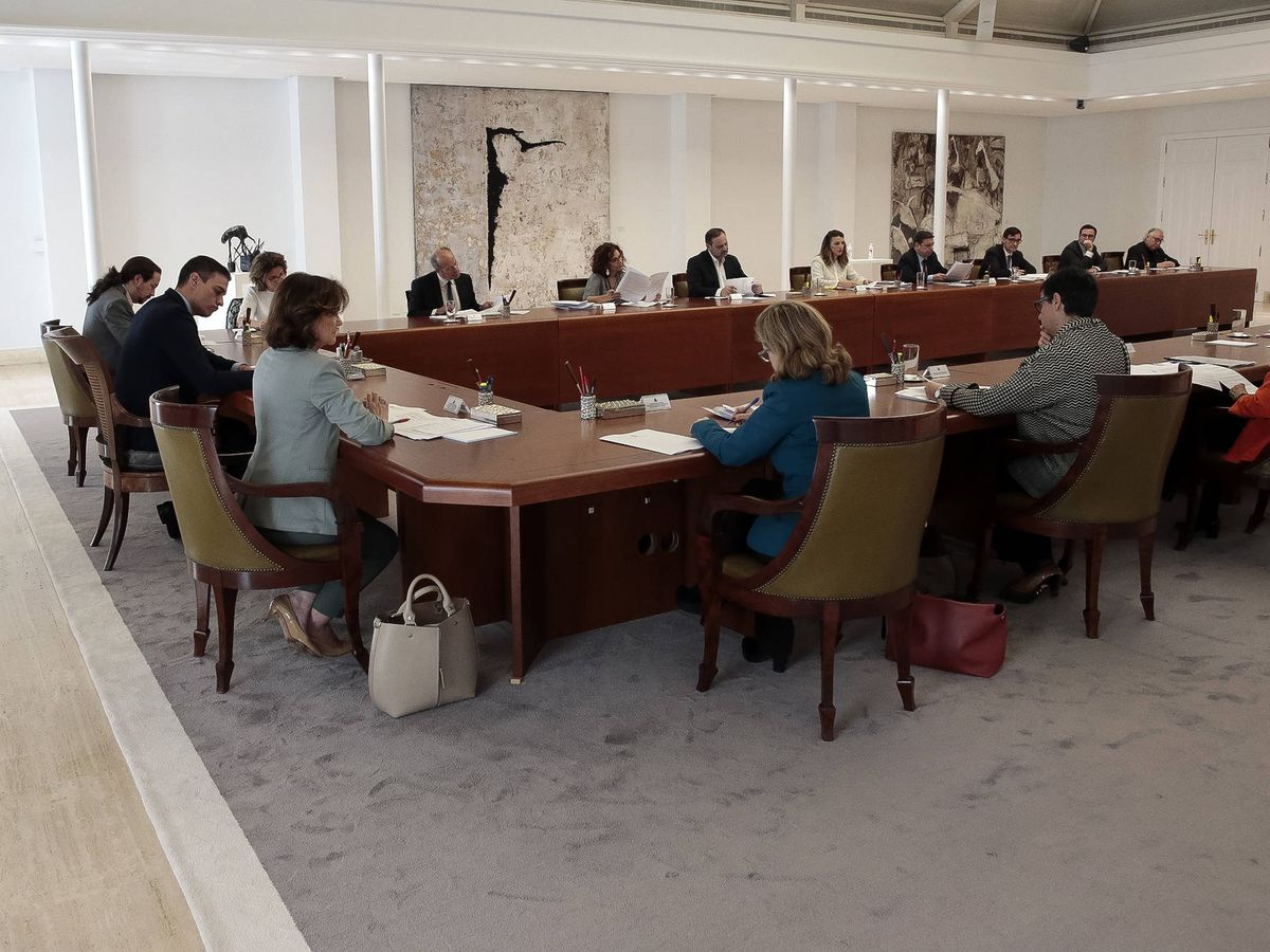 Foto: Pedro Sánchez preside el Consejo de Ministros presencial en la Moncloa convocado para la aprobación del estado de alarma, este 14 de marzo. (Pool Moncloa)