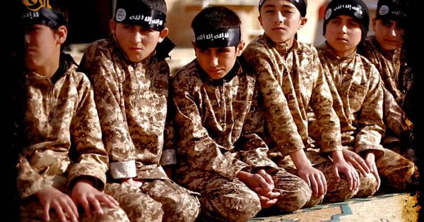 Foto: Imagen de un vídeo propagandístico de Daesh con menores durante un entrenamiento.