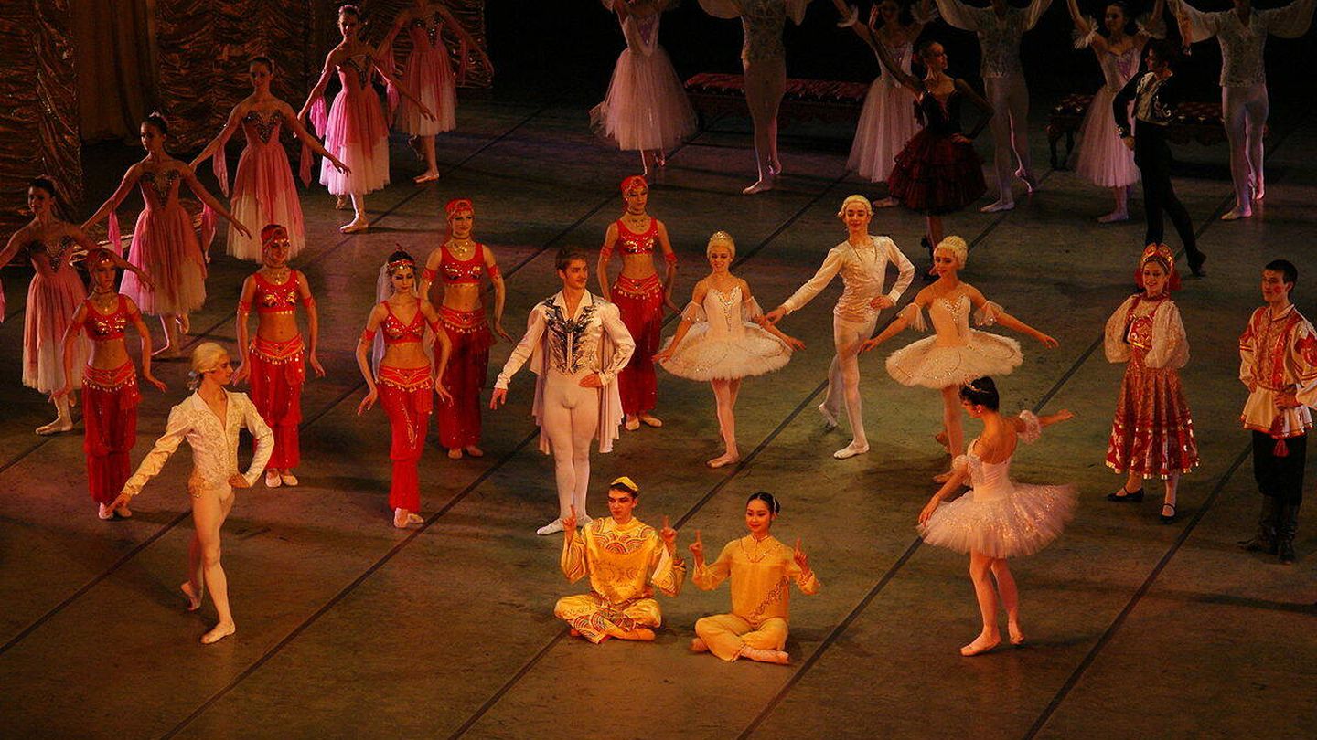 Parte del desfile que presenta a diferentes lugares del mundo en la representación de El Cascanueces en el Teatro de Ópera y Ballet de Minsk, capital de Bielorrusia. Fuente: Wikimedia.