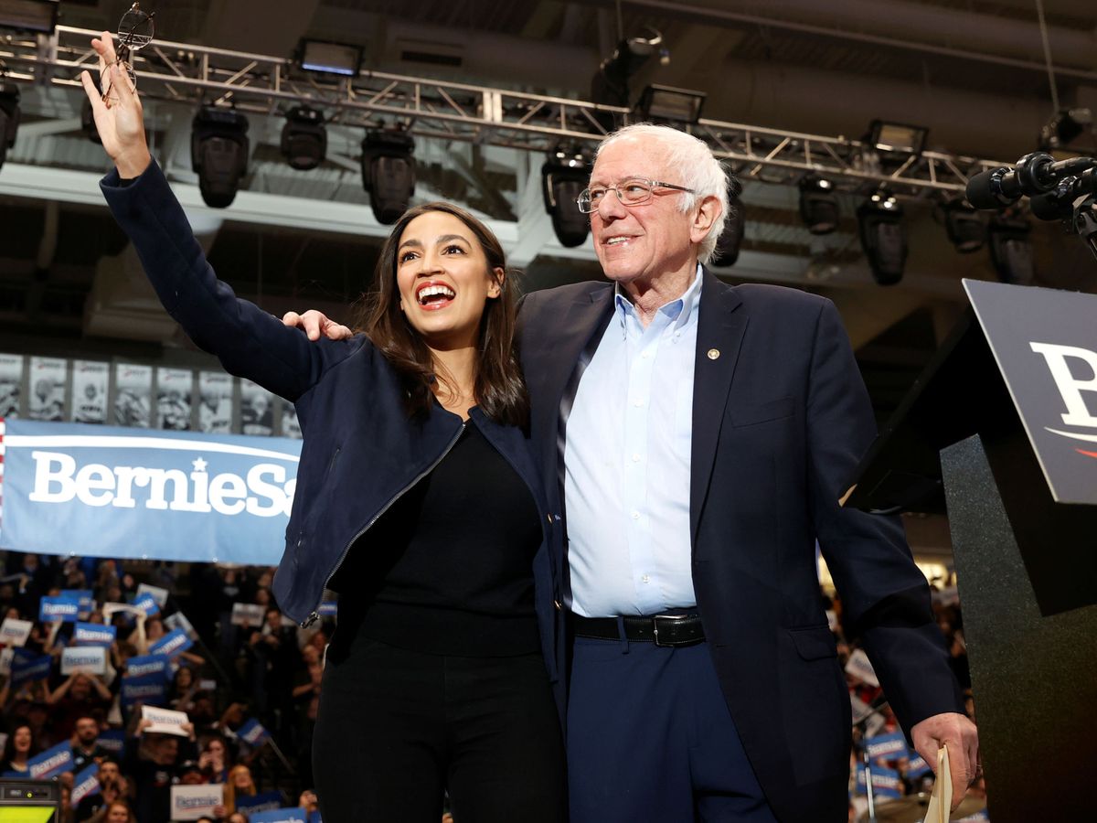 Foto: La congresista Alexandria Ocasio-Cortez, junto al senador Bernie Sanders, en un acto de campaña en febrero. (Reuters)