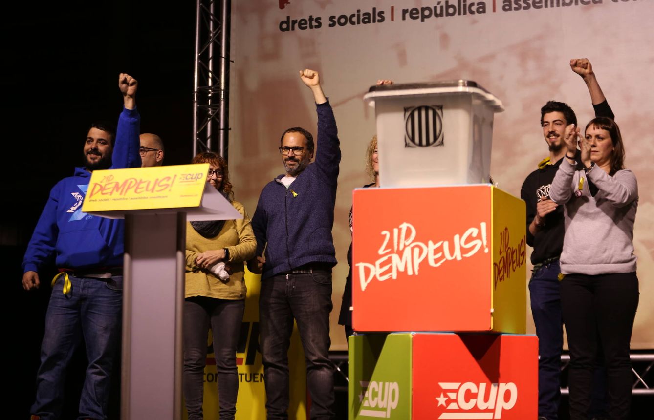 Una urna del referéndum en lo alto del escenario en el mítin de la CUP. (D.B.)