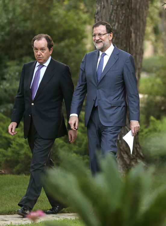 El presidente del Gobierno, Mariano Rajoy (d), acompañado del jefe de la Casa del Rey, Jaime Alfonsín. (EFE)