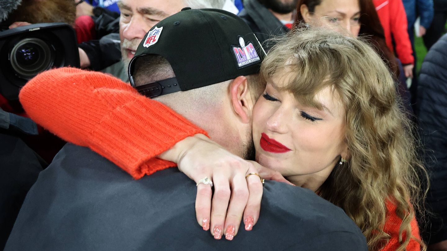 Detalle de la manicura de Taylor Swift al abrazar a Travis Kelce. (Getty/Rob Carr)