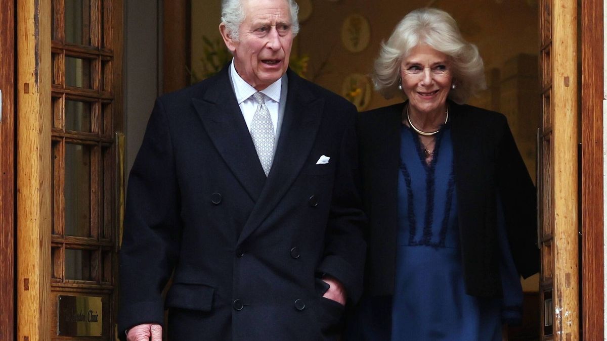 El rey Carlos III abandona el hospital tras su operación, de forma muy diferente a Kate Middleton