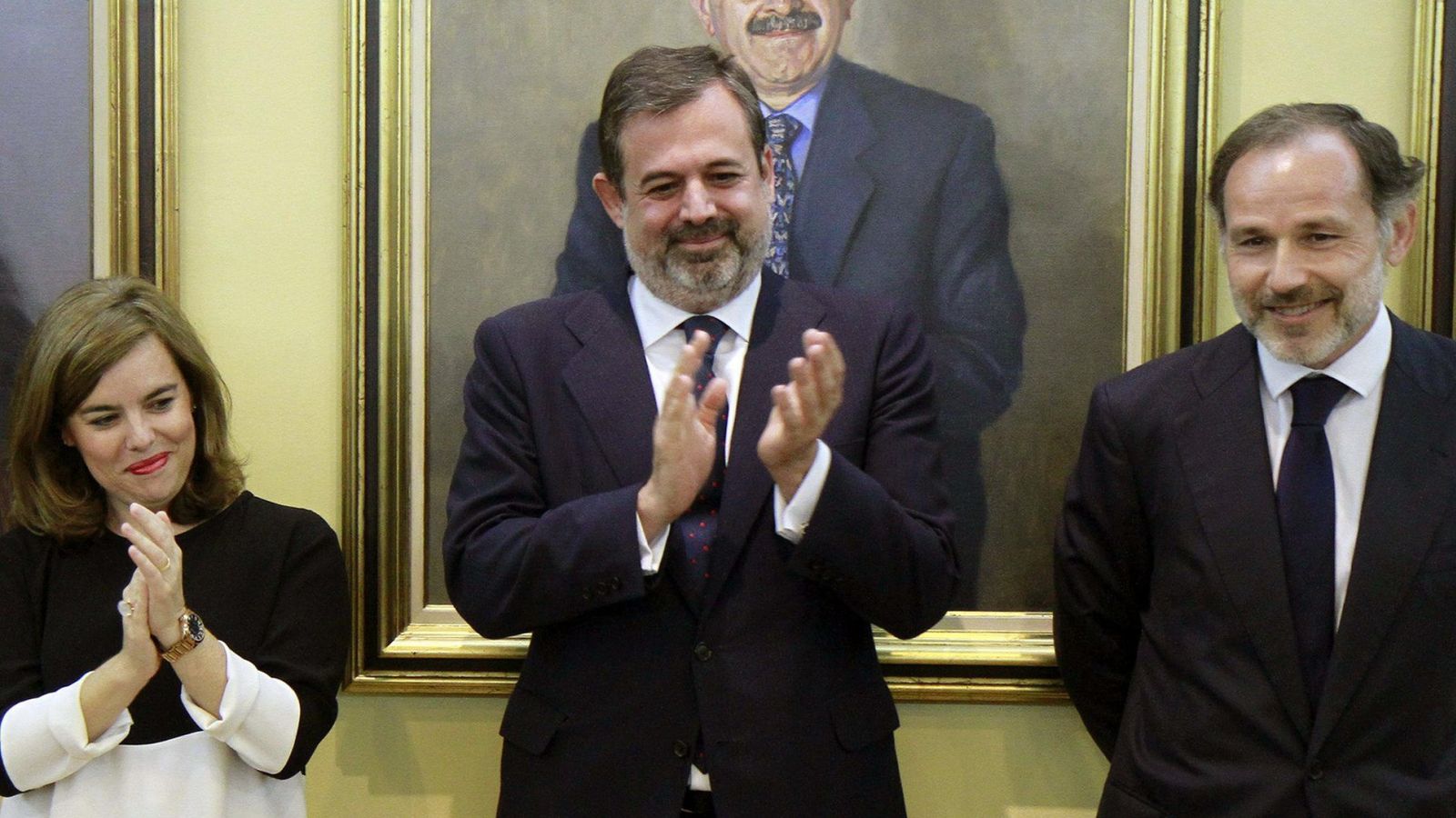 Foto: Federico Ramos de Armas (c) junto a la vicepresidenta del Gobierno, Soraya Sáenz de Santamaría. (EFE)