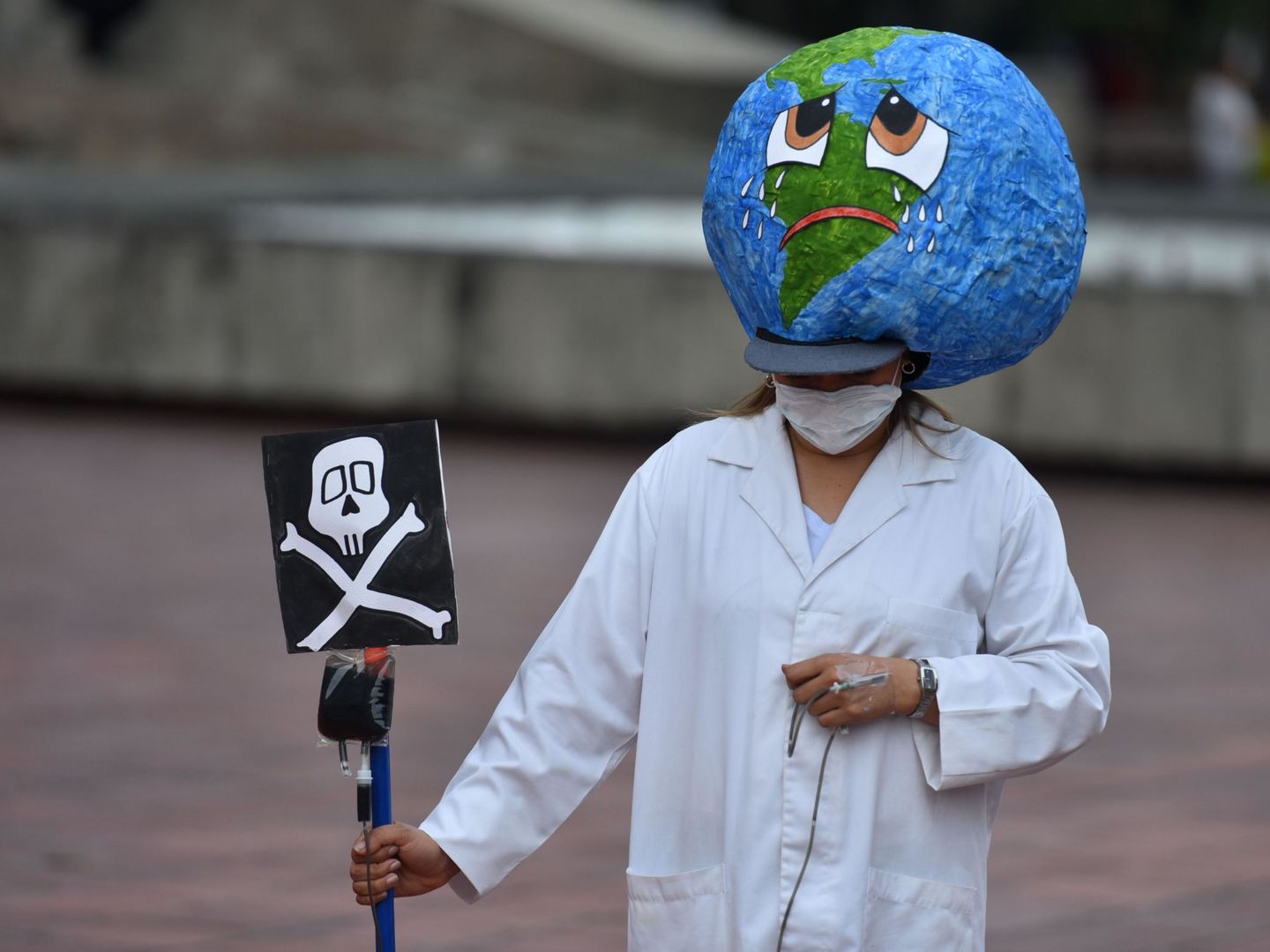 Manifestantes protestan contra la crisis climática. (Foto: EFE)