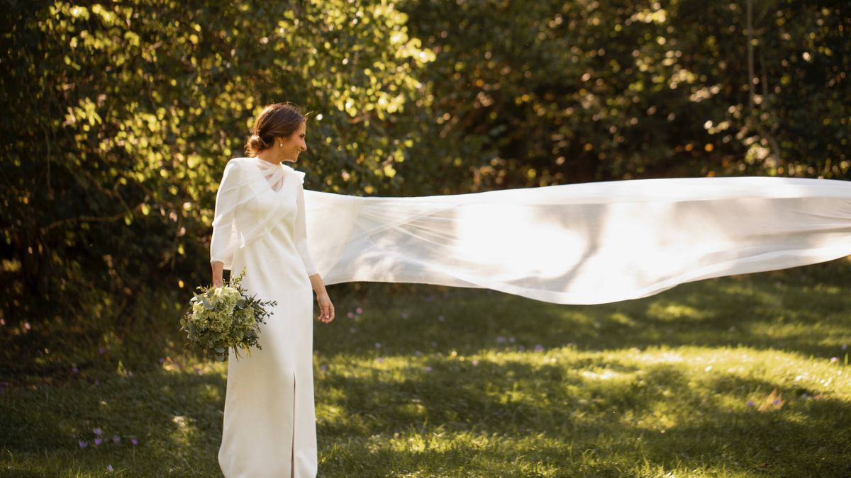Al aire libre y rodeada de naturaleza: la boda en los Pirineos de Miriam, la novia del vestido vaporoso con capa