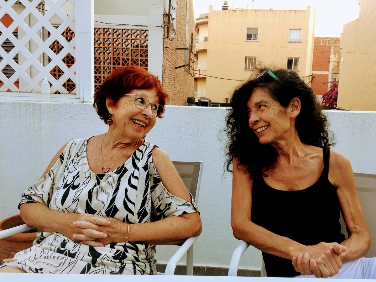 Foto: Carme Rabell y Anna Rivera, las dos jubiladas de Roses que buscan revolucionar la ciencia-ficción. (Foto: Andrea Palaudarias)