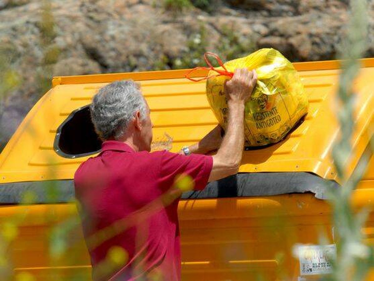 Foto: Un ciudadano deposita sus residuos separados en el contenedor amarillo. (Ecoembes)