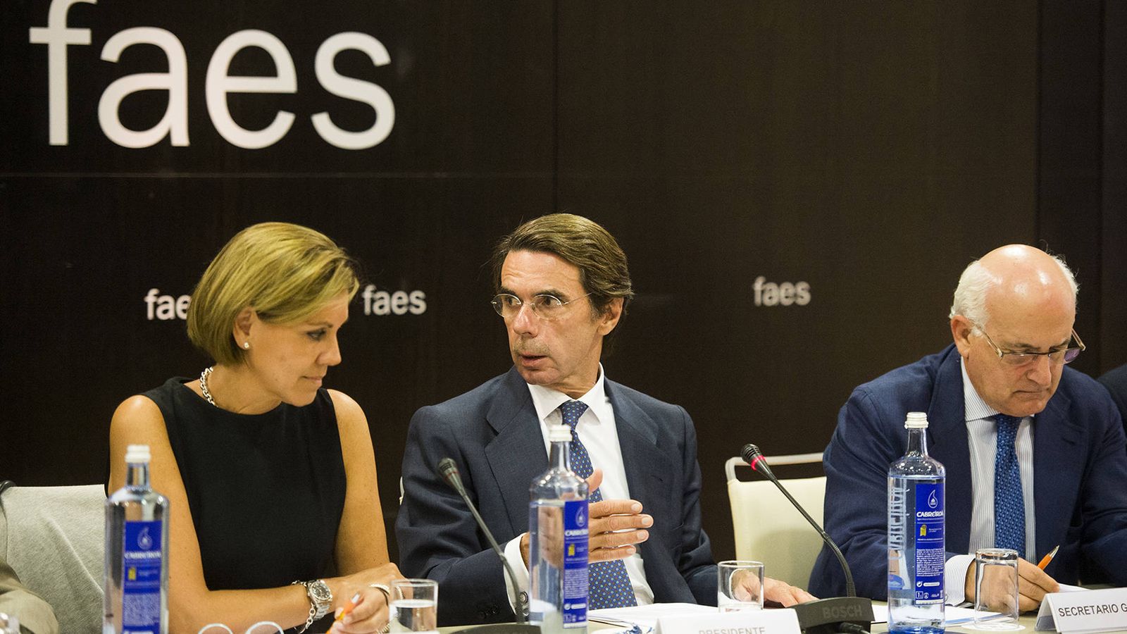 Foto: Imagen de José María Aznar y María Dolores de Cospedal tras comunicar el acuerdo con el que FAES rompía su vínculo con el PP. (EFE)