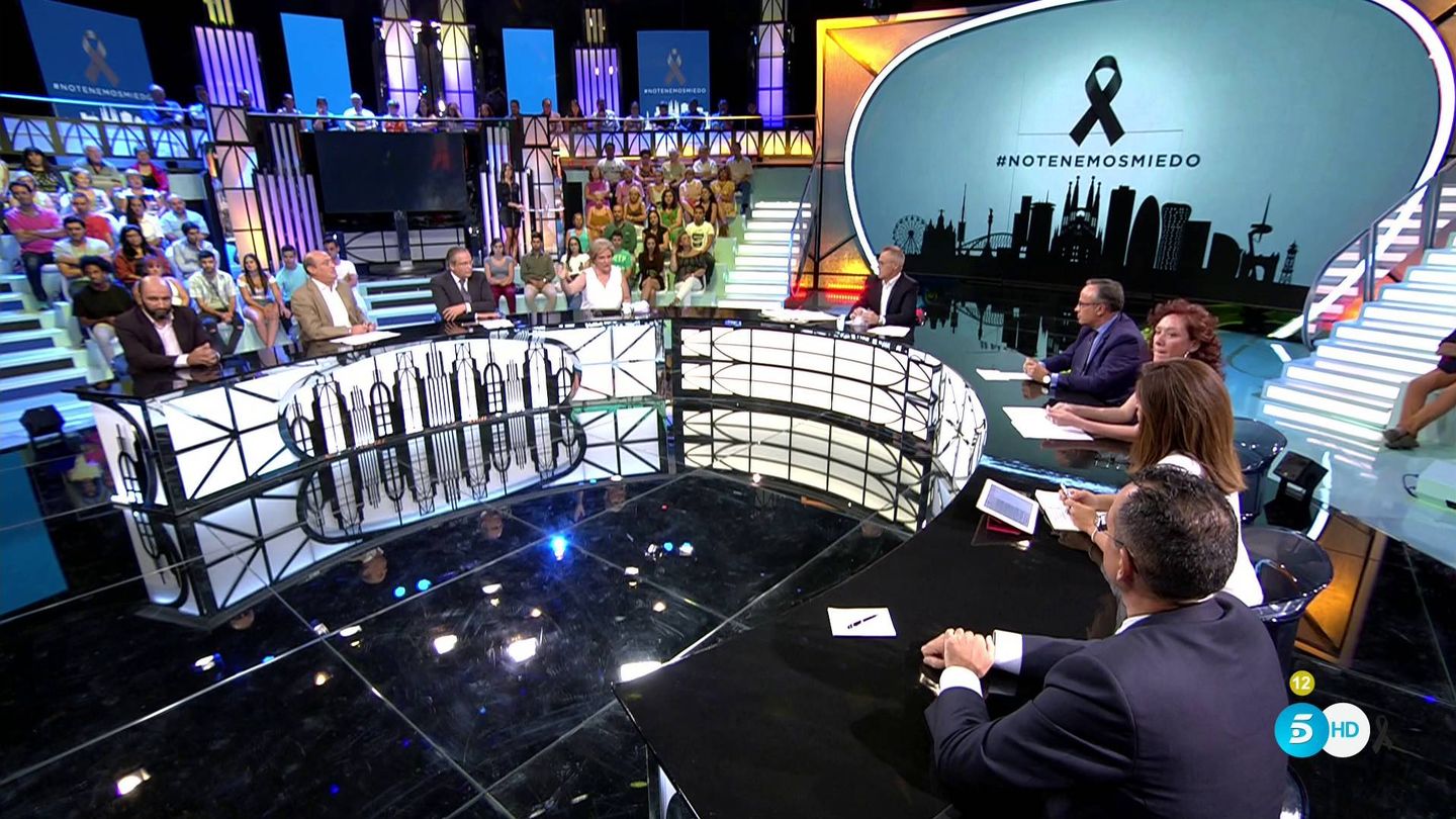 El plató de 'Mad in Spain' durante el debate del atentado. (Mediaset España)