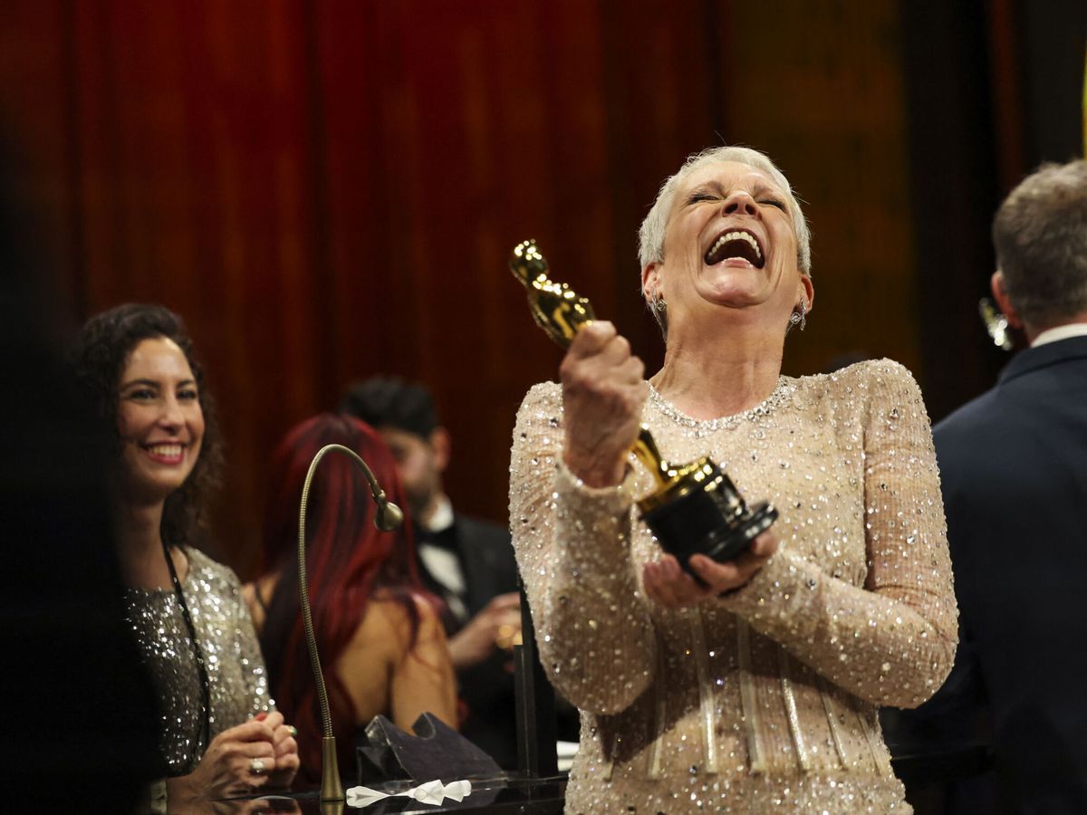 Foto: La actriz Jamie Lee Curtis, con su Oscar. (Reuters/Mario Anzuoni)