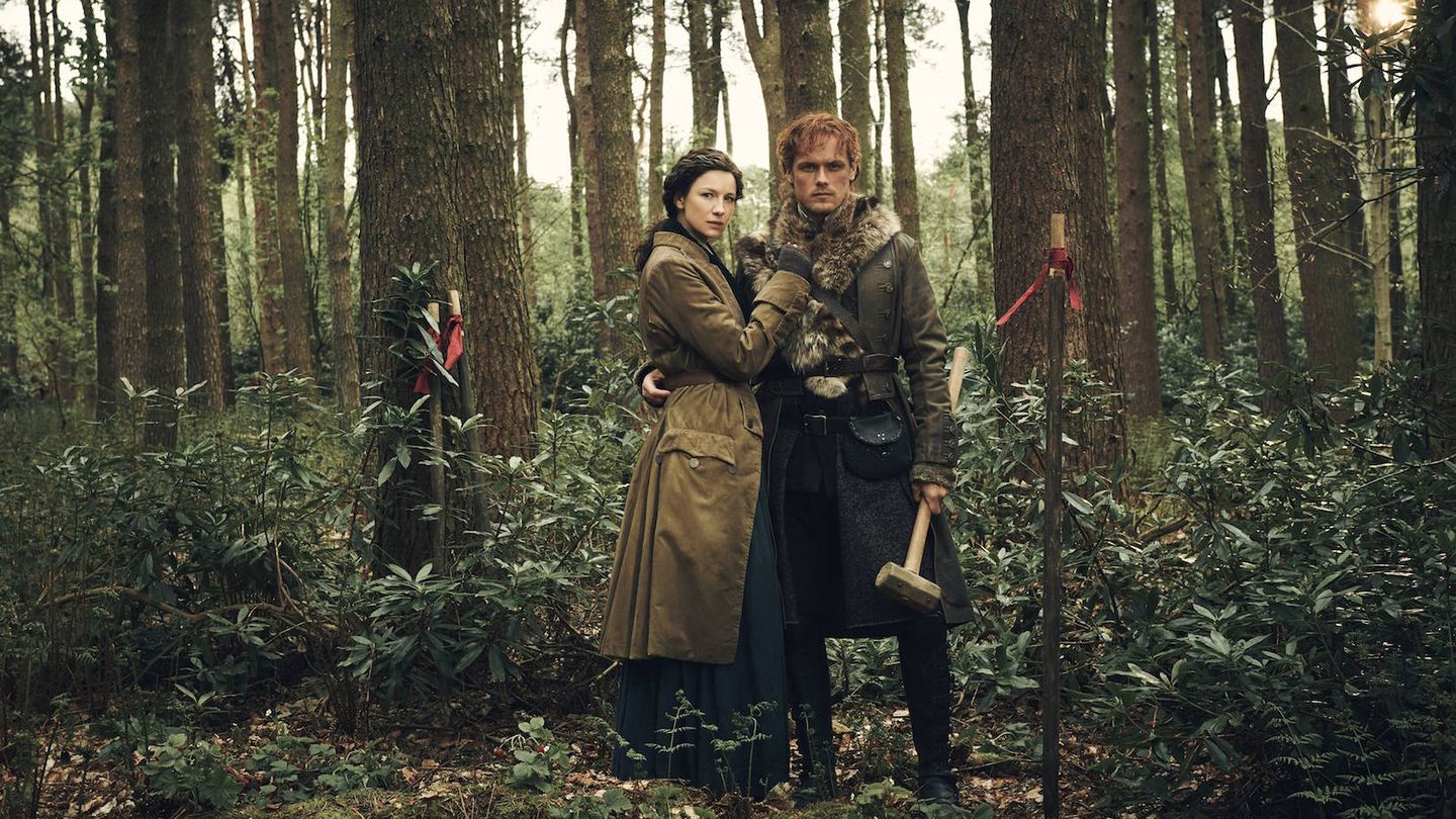 Claire y Jaime en una imagen de la cuarta entrega de 'Outlander'. (Movistar)