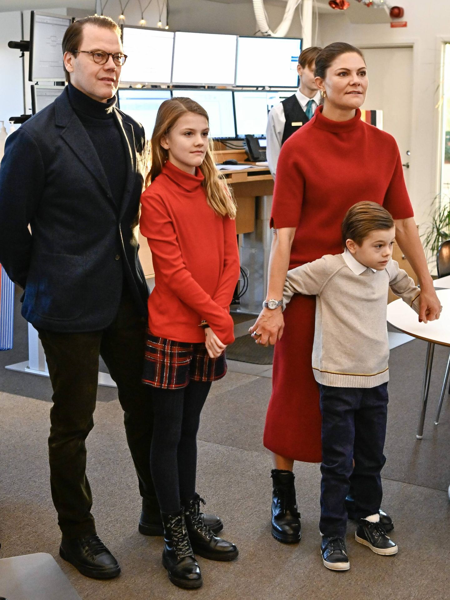 Victoria, Daniel, Estelle y Oscar, durante su visita. (Cordon Press)