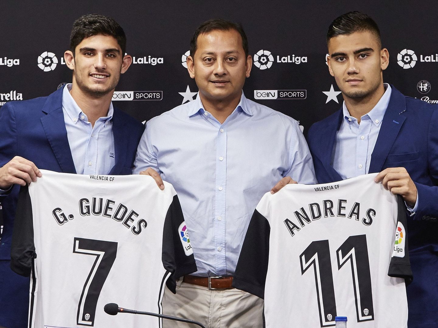 Fotografía cedida por el Valencia CF de su presidente, Anil Murthy (c), junto a Andreas Pereira (d) y Gonçalo Guedes. (EFE)
