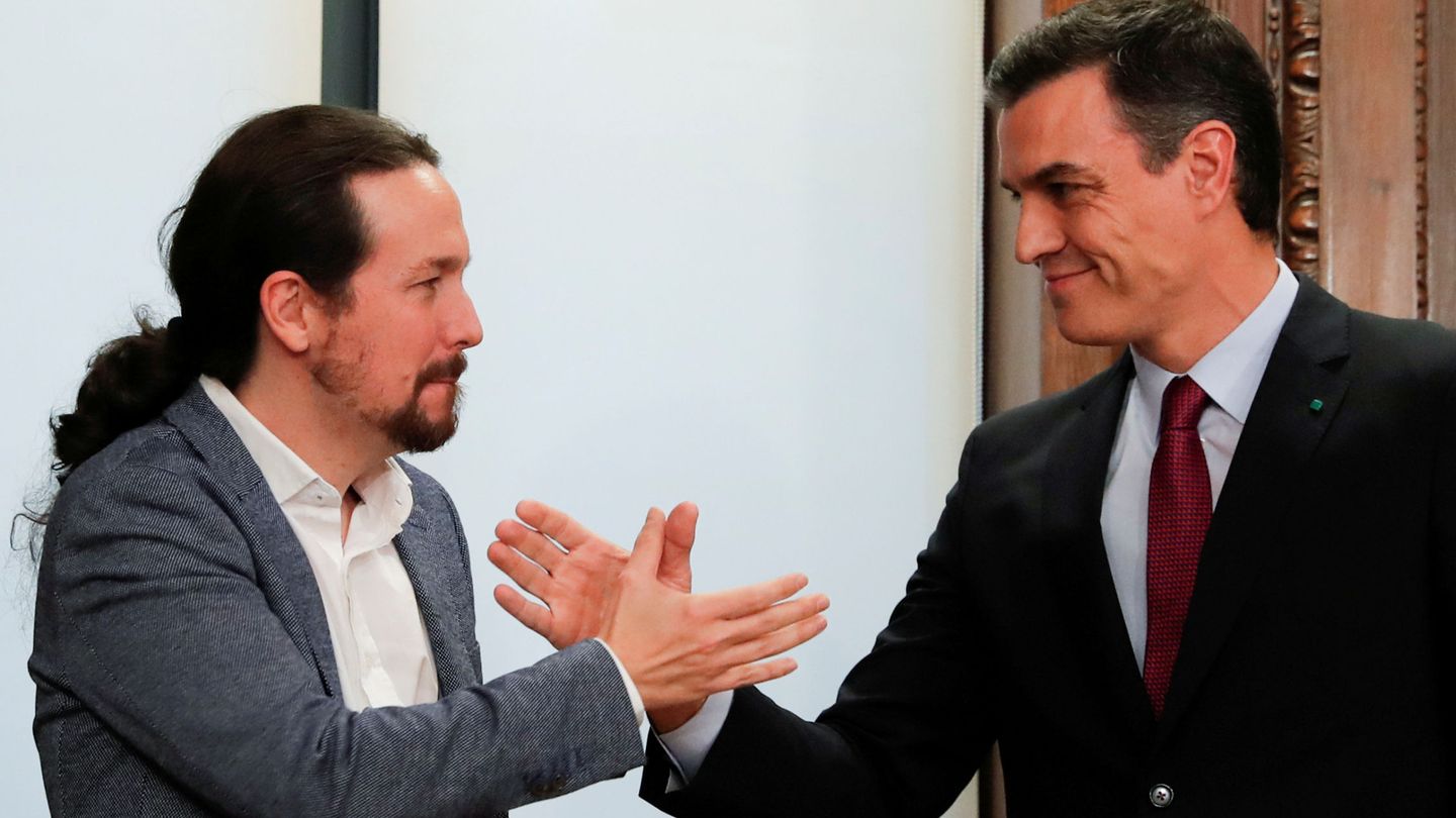 Pablo Iglesias y Pedro Sánchez se estrechan la mano. (Reuters)