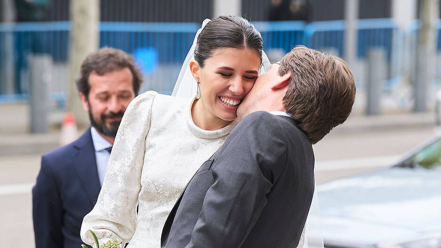 José Luis Martínez-Almeida besa a Teresa Urquijo el día de su boda.
