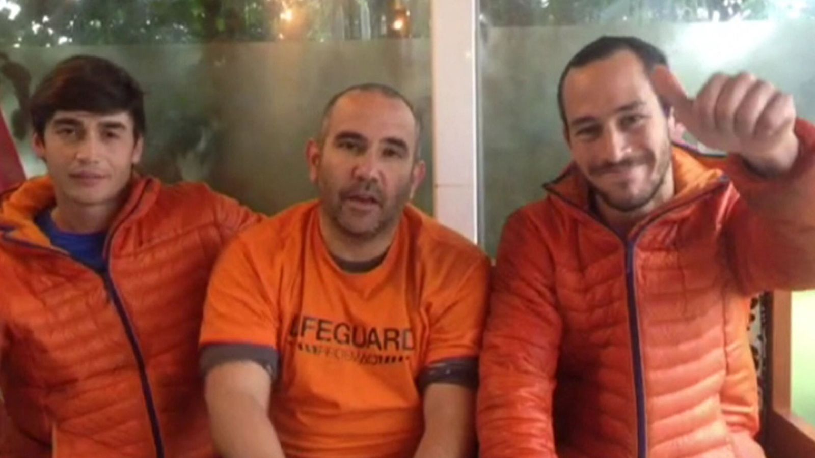 Foto: Los tres bomberos sevillanos detenidos en Lesbos. (EFE)