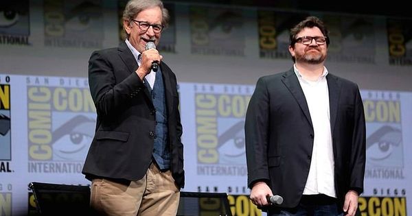 Foto: Steven Spielberg y Ernst Cline en la ComicCon de 2017 en San Diego. (Wikipedia)