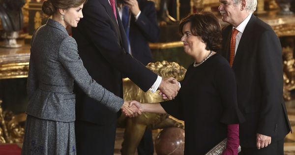 Foto: Los Reyes saludan a la vicepresidenta del Gobierno, Soraya Sáenz de Santamaría, y al ministro de Asuntos Exteriores, Alfonso Dastis. (EFE)