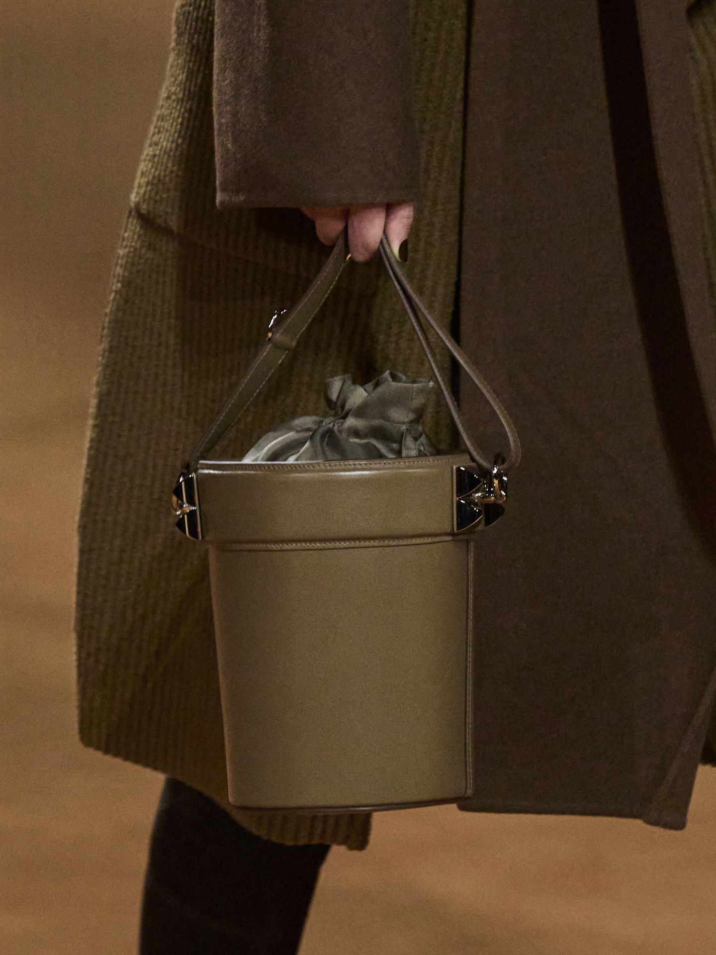 Hermès enfatiza la forma arquitectónica del clásico bolso 'bucket'. (Launchmetrics Spotlight)