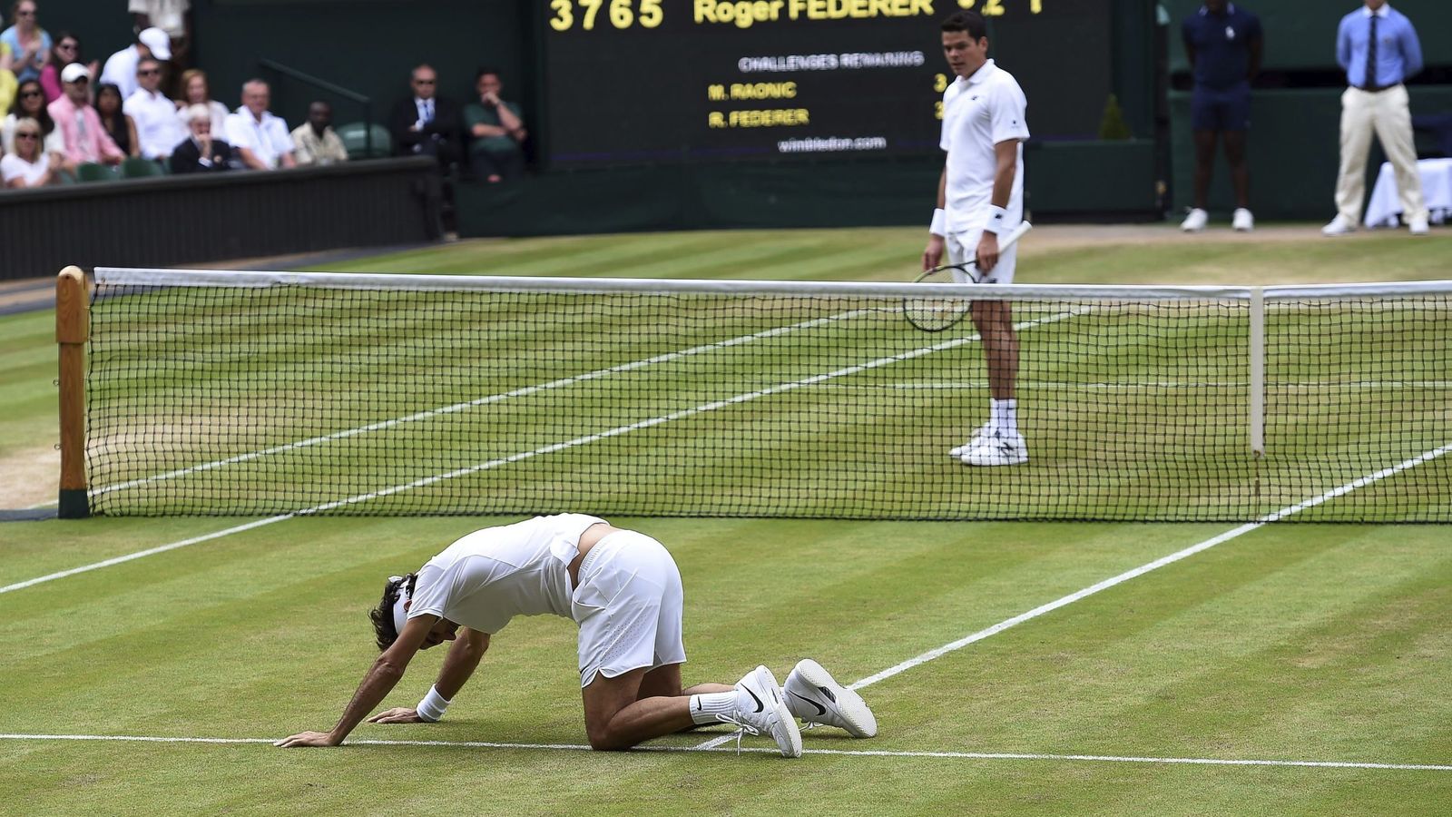 Foto: Federer resbaló en el cuarto juego del quinto set (Andy Rain/EFE)