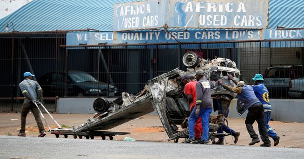 Foto: Restos de un coche quemado tras los disturbios xenófobos en Sudáfrica. (Reuters)