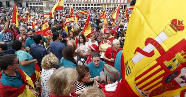 Foto: Concentración contra el referéndum en la Plaza Mayor de Madrid (EFE) 