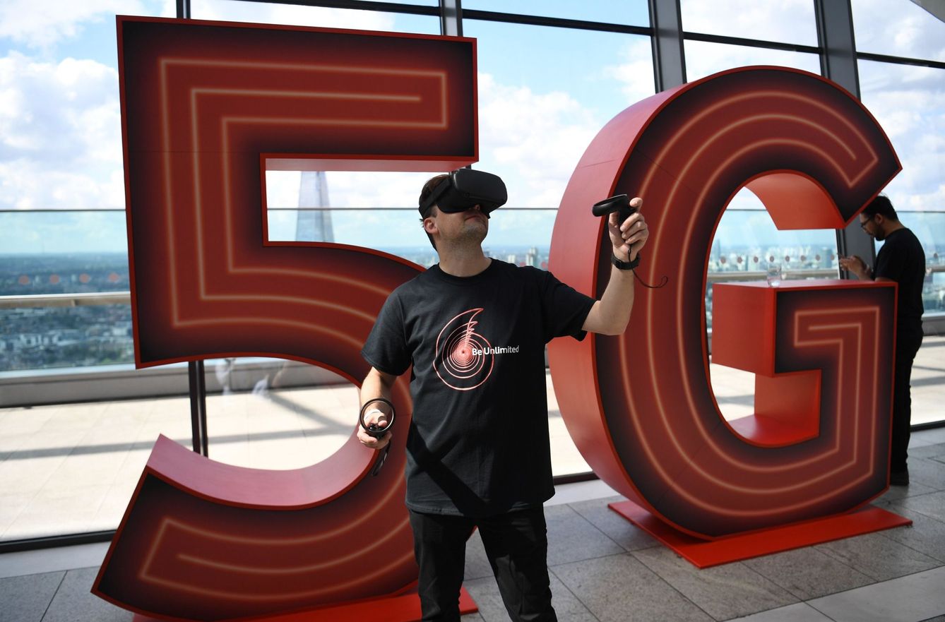 NGH15. London (United Kingdom), 03 07 2019.- A man uses a virtual reality headset as 5G branding is displayed at a press conference in London, Britain, 03 July 2019. Vodaphone launched their 5G service in the UK. (Reino Unido, Londres) EFE EPA NEIL H