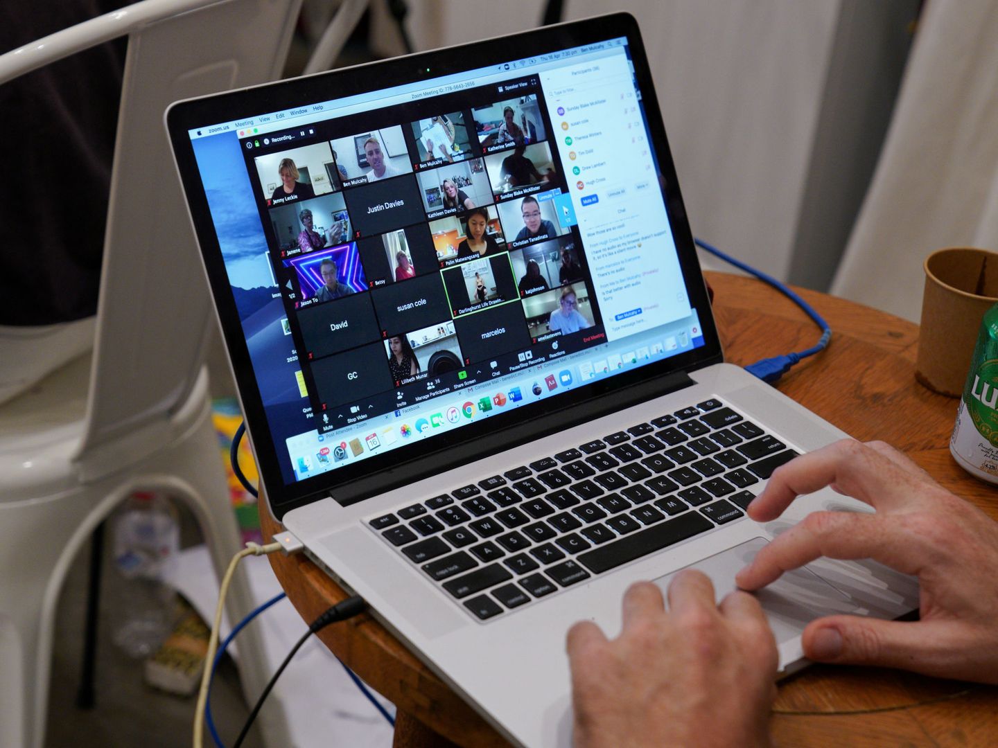 Una persona participa en una videoconferencia en Zoom. (Reuters)