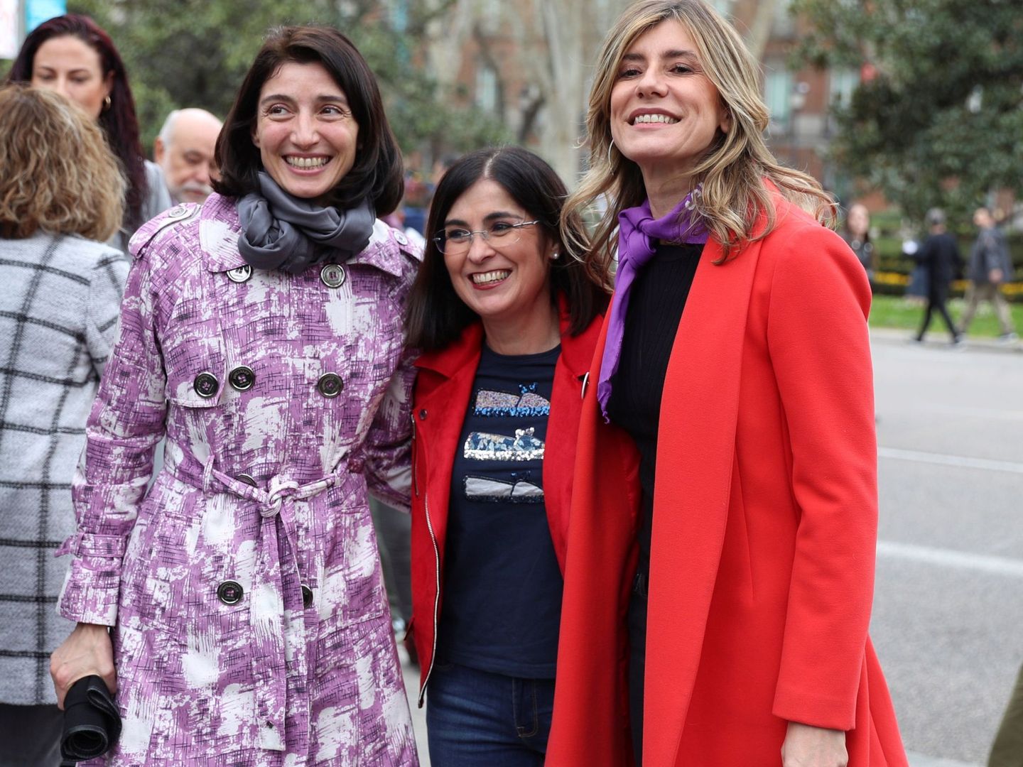 Begoña Gómez posa sonriente junto a la ministra Carolina Darias y la presidenta del Senado, Pilar Llop. (EFE)