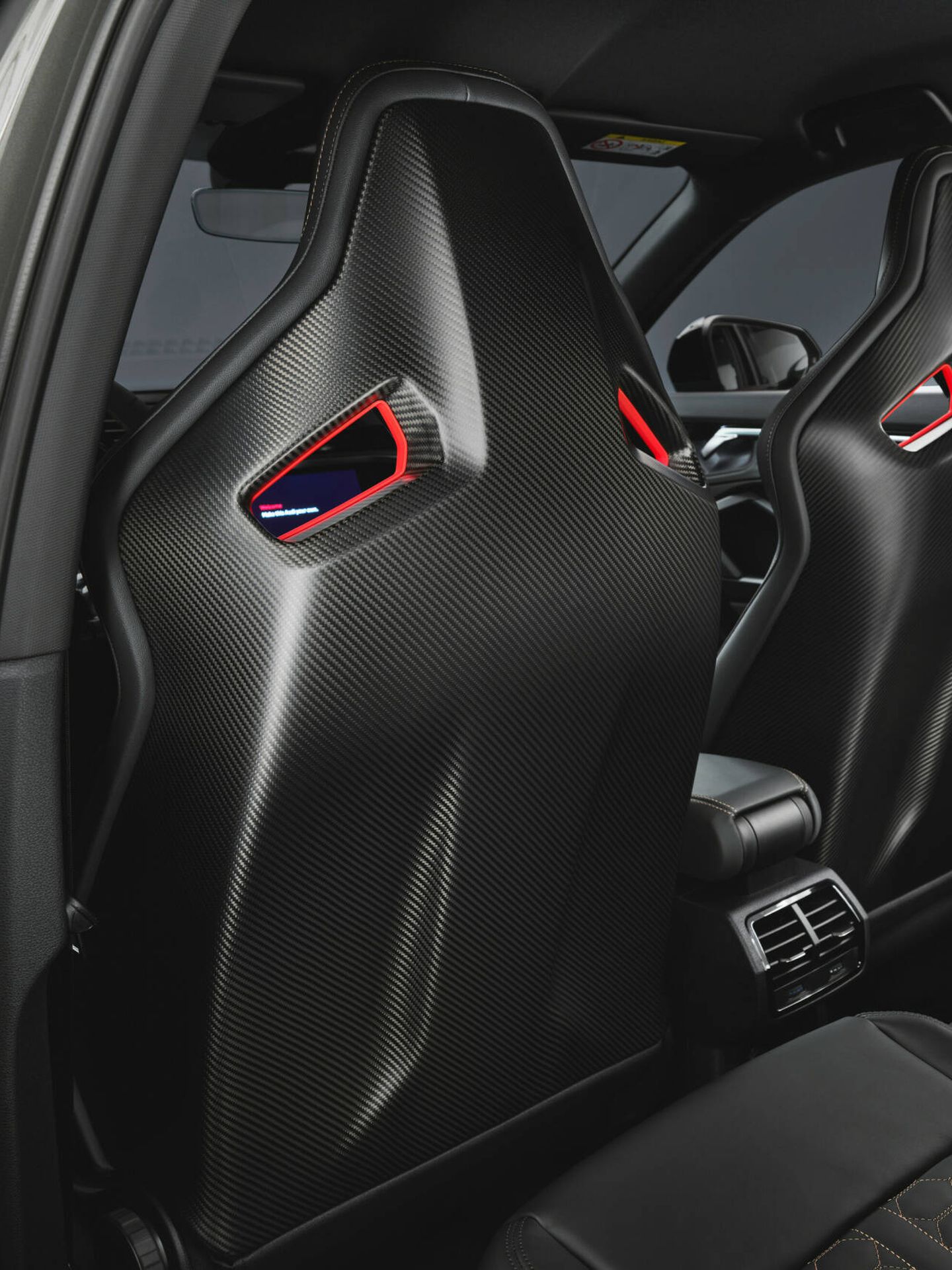 Este RS Q3 estrena las cubiertas traseras de los asientos en carbono mate.