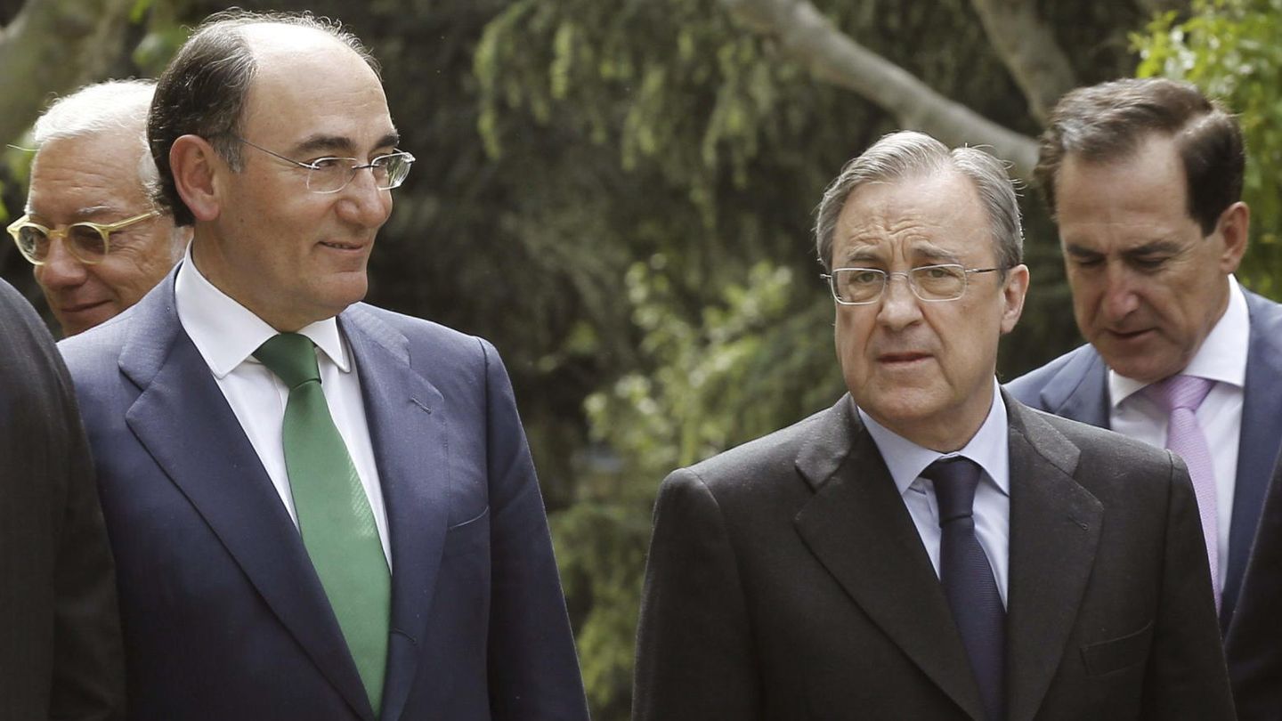 Los presidentes de Iberdrola, Ignacio Sánchez Galán (i), y de ACS, Florentino Pérez (c).