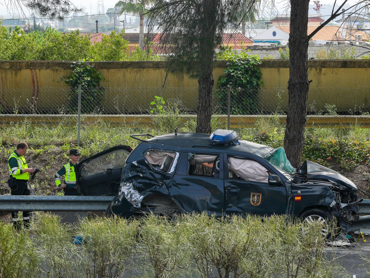 Foto: Uno de los coches de la Guardia Civil arrollados. (J. Olmo/Europa Press)