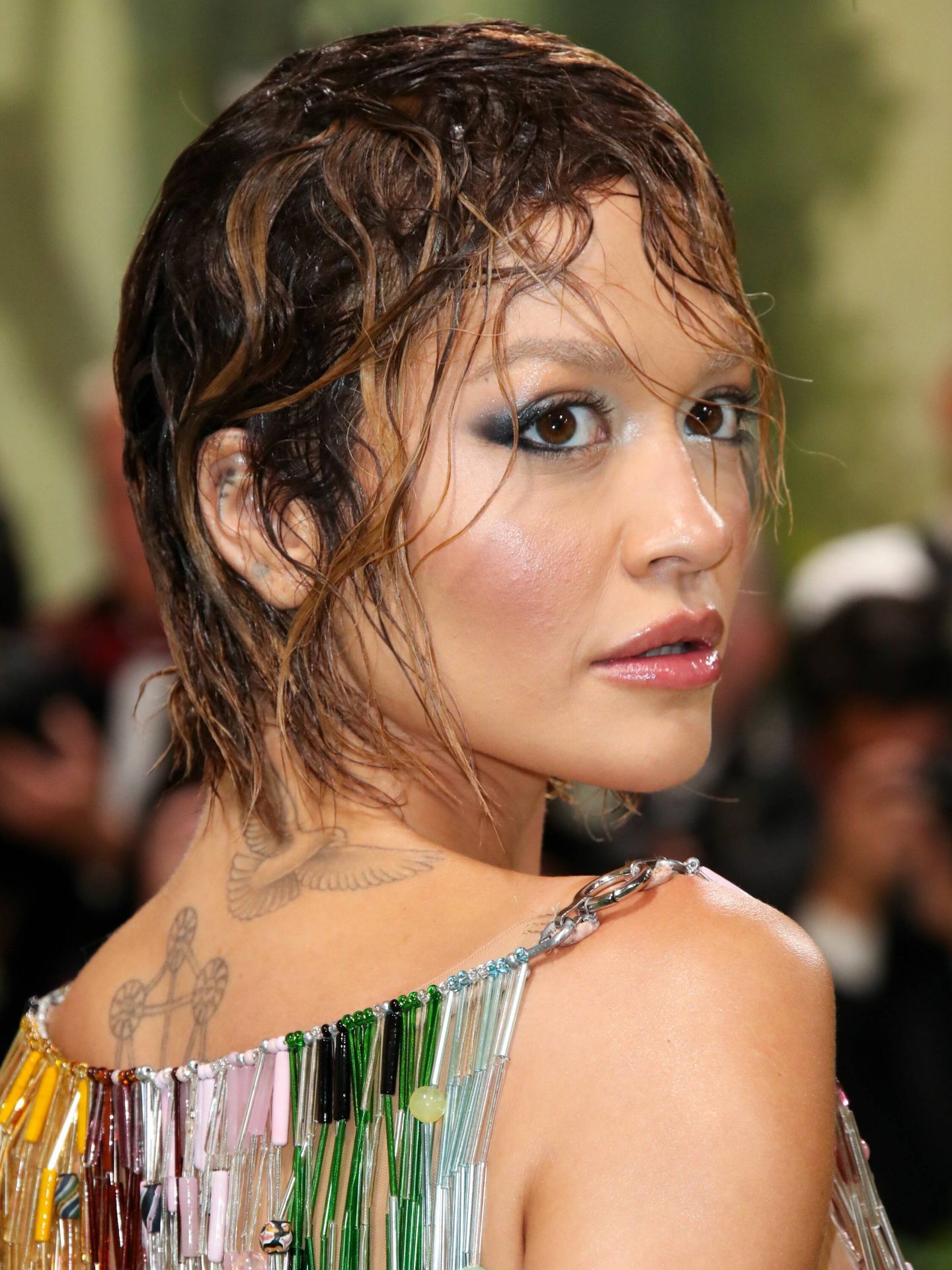 Rita Ora, con wet hair y maquillaje metalizado, en la Gala MET. (Gtres/Matt Baron/Shutterstock)