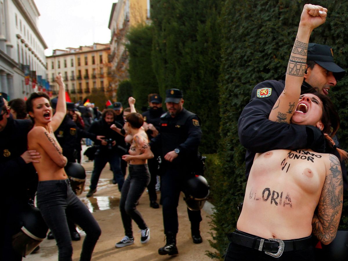 Foto: Las activistas de Femen irrumpen en una marcha de la memoria histórica. (Reuters)