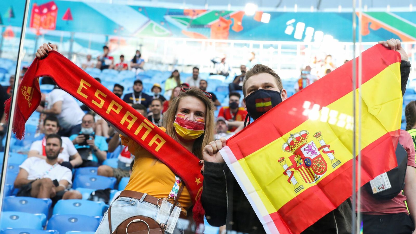 Afición española en San Petersburgo para animar a la Selección. (Efe)