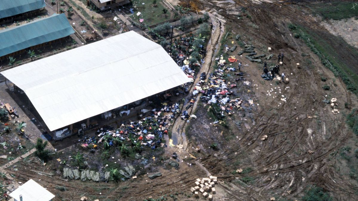 Reconstruyendo la agonía de Jonestown: así fue "el mayor suicidio colectivo" de la historia