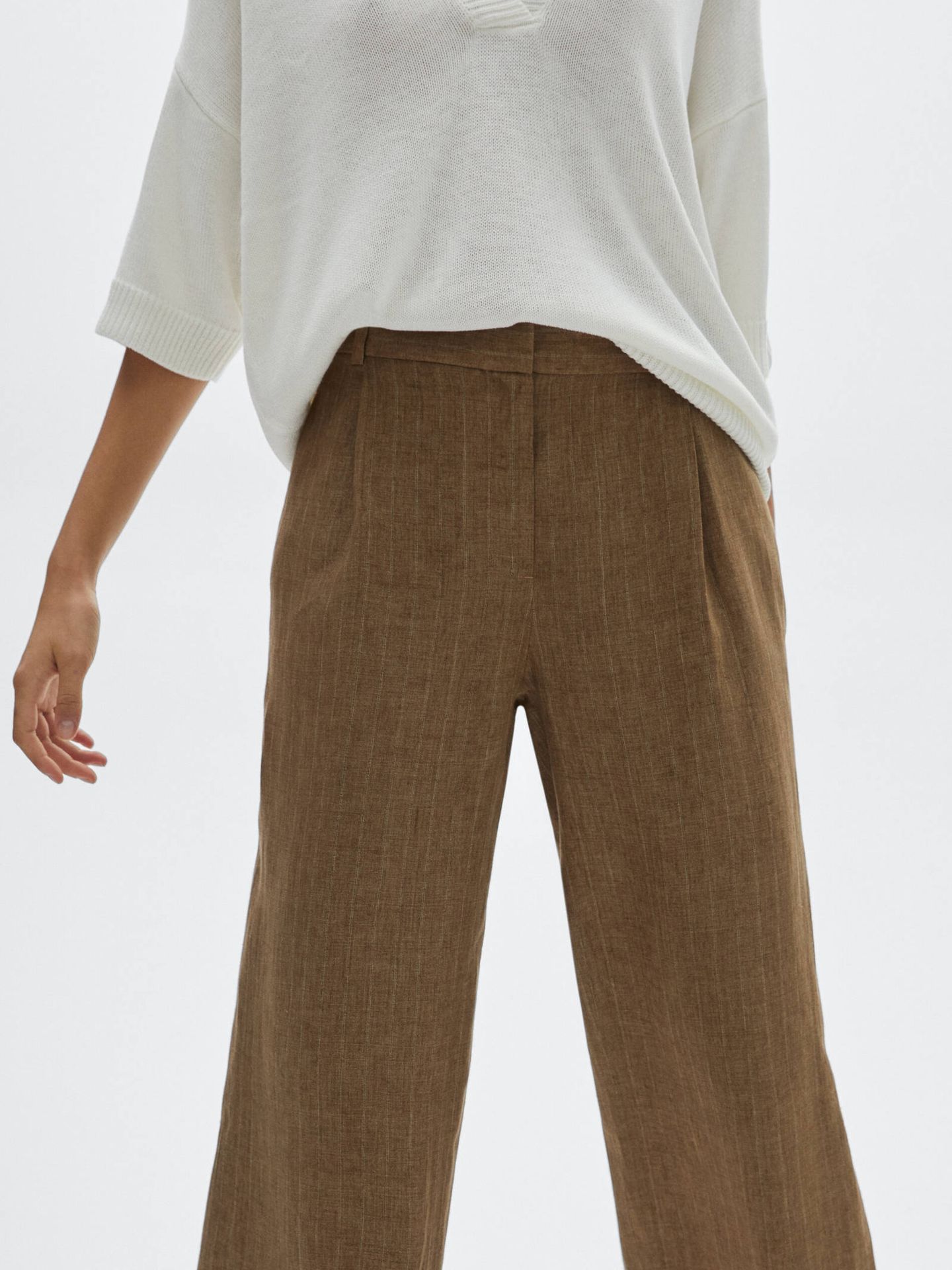 Pantalón de lino en color marrón de Massimo Dutti. (Cortesía)