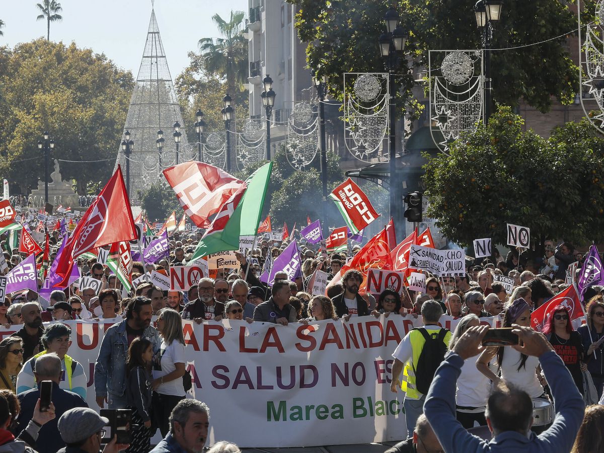 Foto: Momento de la manifestación en defensa de la sanidad pública que el pasado 26 de noviembre recorrió las calles de Sevilla. (EFE/José Manuel Vidal)