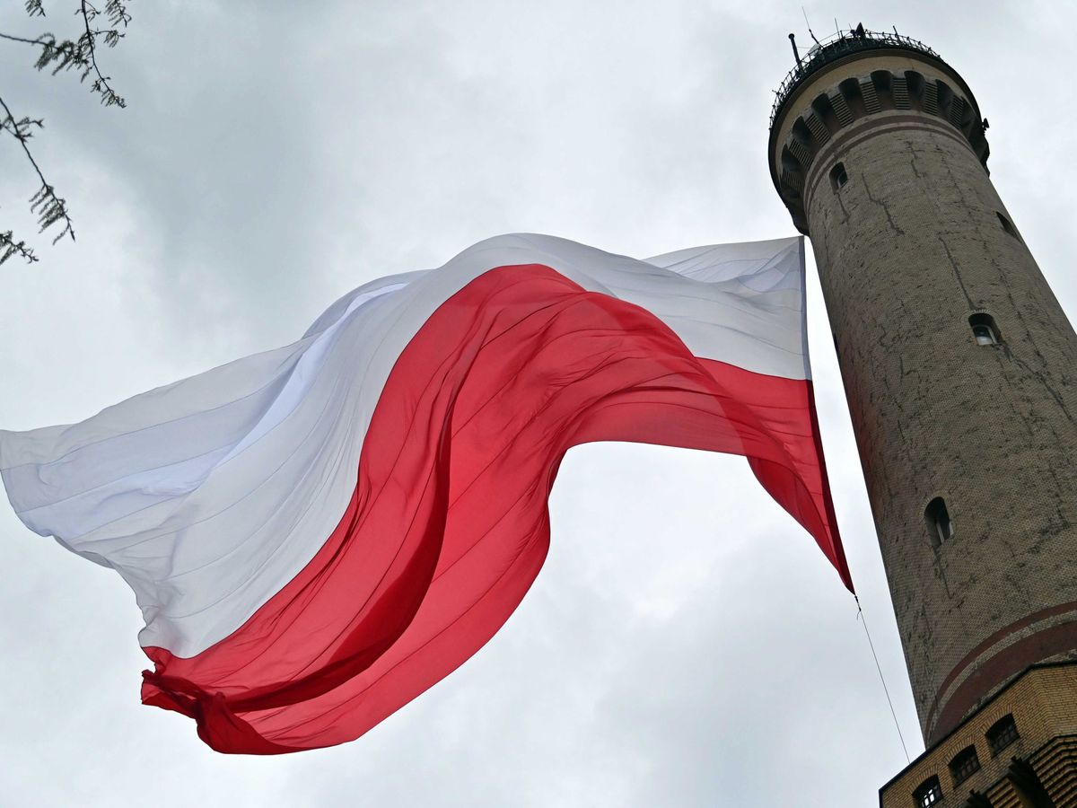Foto: Una bandera polaca en Swinoujscie (Polonia). (EFE)