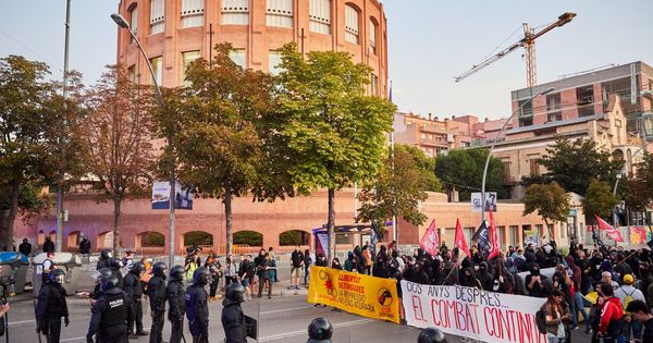 Foto: Unos 300 independentistas se han concentrado a primera hora de esta mañana frente al cuartel de la Guardia Civil de Girona. (Reuters)