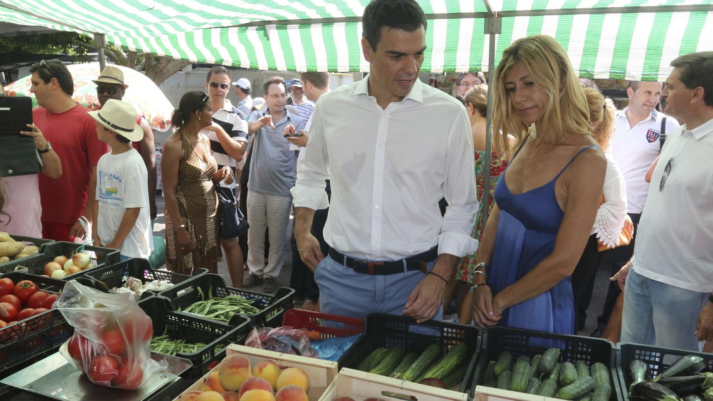 Sánchez y su esposa, en un mercado de Mojácar de vacaciones. (EFE)