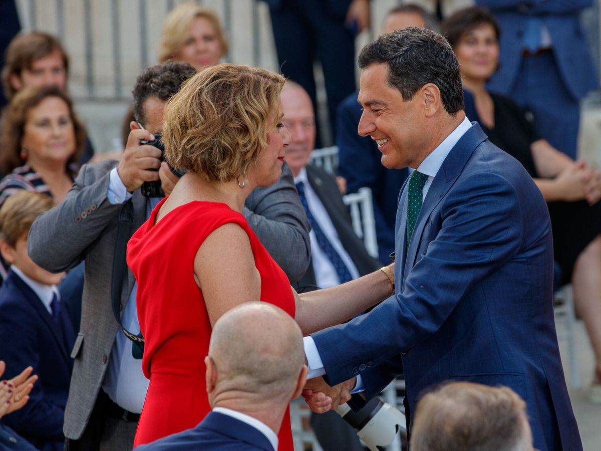 Foto: Susana Díaz y Juanma Moreno, en la toma de posesión del presidente de la Junta, en julio de 2022. (EFE / Julio Muñoz)