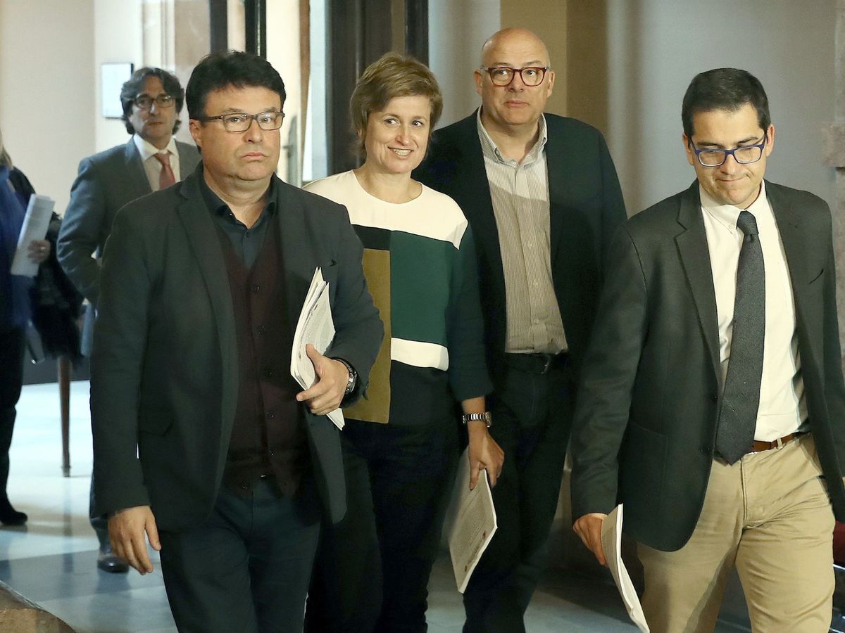 Foto: (De i a d) Los antiguos miembros de la Mesa del Parlament: Joan Josep Nuet (CSQEP), Anna Simó (JxS), y Lluís Corominas (JxS). (EFE)