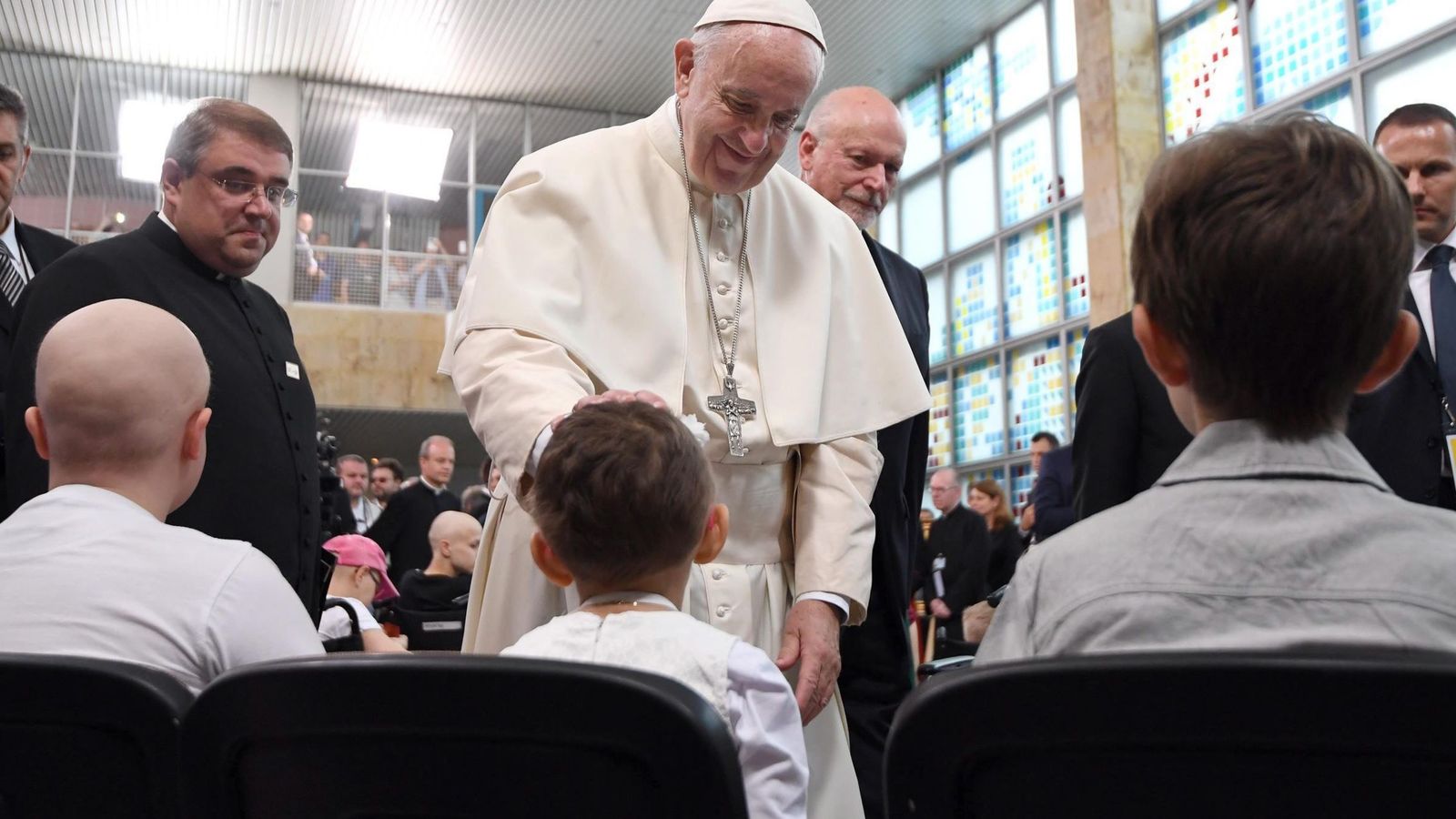 Foto: El Papa Francisco visita un hospital en Cracovia. (EFE)