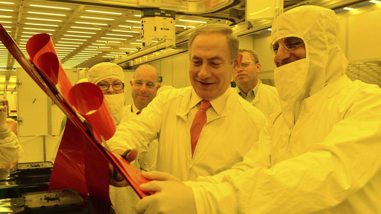 Foto: Netanyahu visita las instalaciones de Kiryat Gat de Intel, en 2016. (EFE)