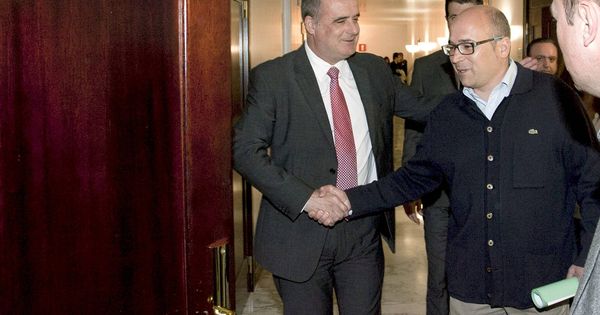 Foto: Egibar saluda a Alfredo de Miguel en 2011 durante su comparecencia en el Parlamento vasco tras ser imputado por corrupción. (EFE)